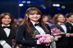 三上悠亚参加日本偶像文化颁奖典礼现场照片，身着正式礼服，台上领奖